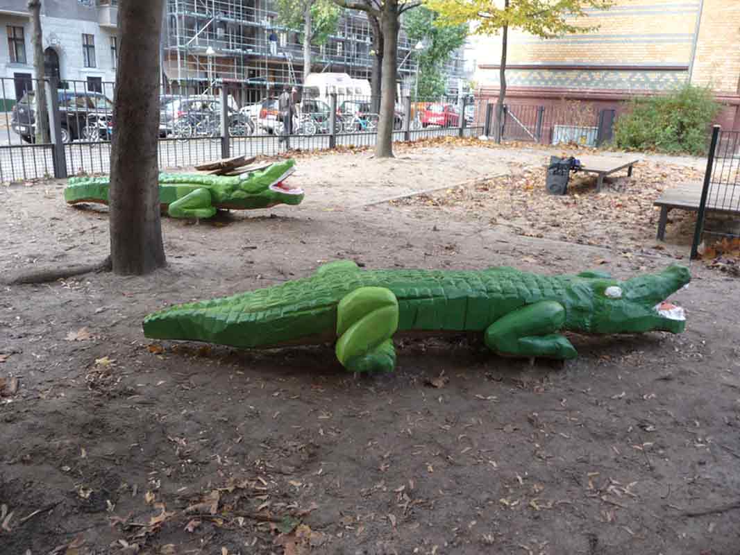 Bemalte Holzskulpturen Krokodile