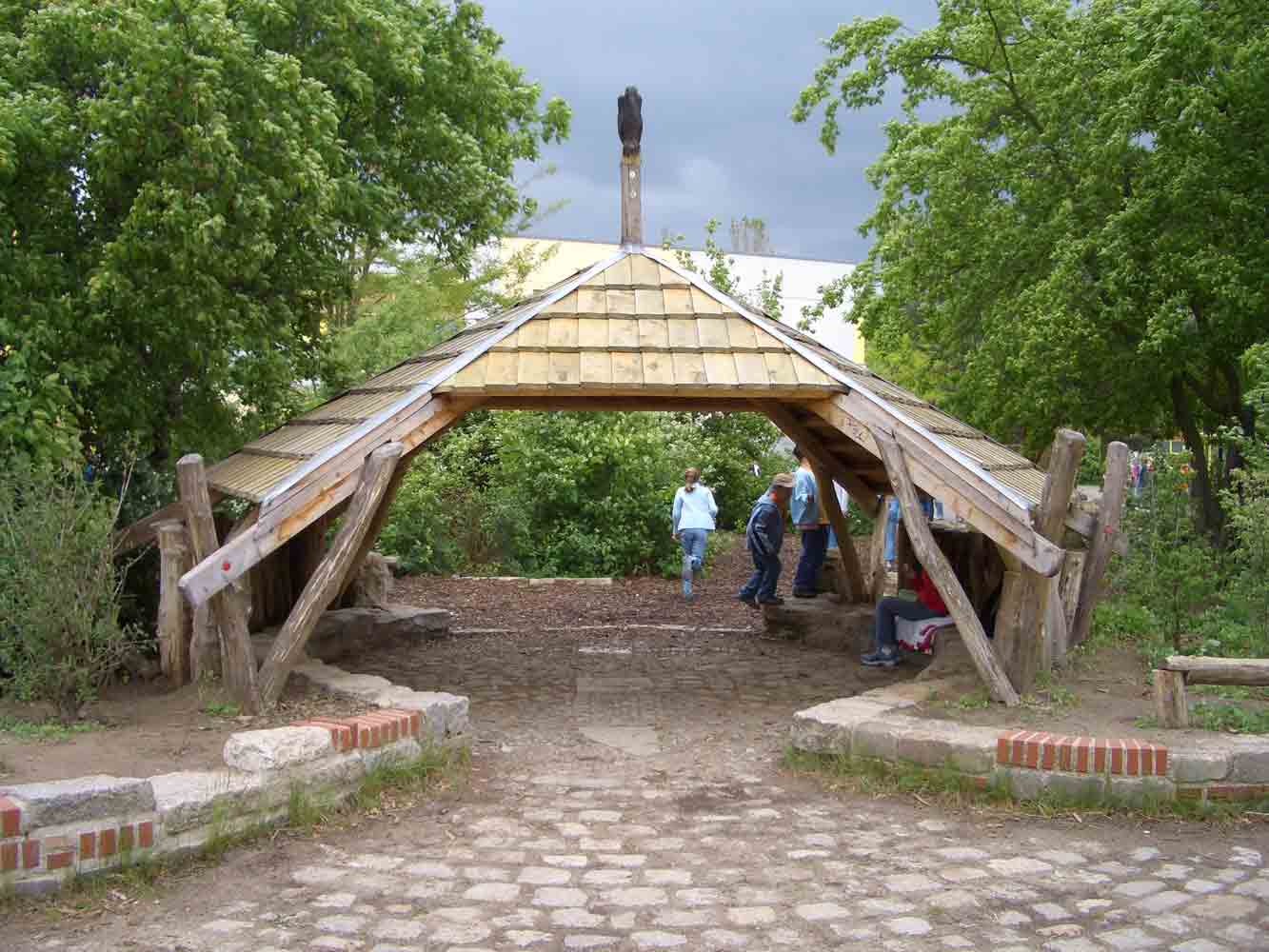 Holzpavillon mit Giebeldach