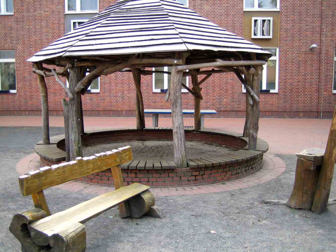 Holzpavillon mit Sitzmauer rundum