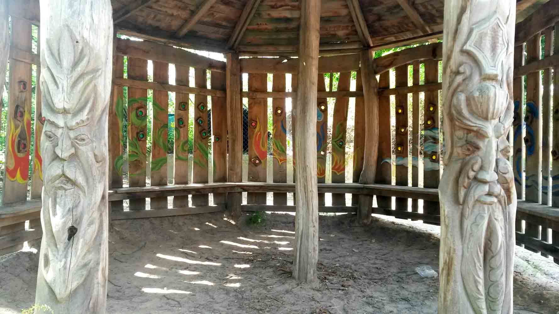 Holzpavillon mit Schnitzarbeiten und Bemalungen