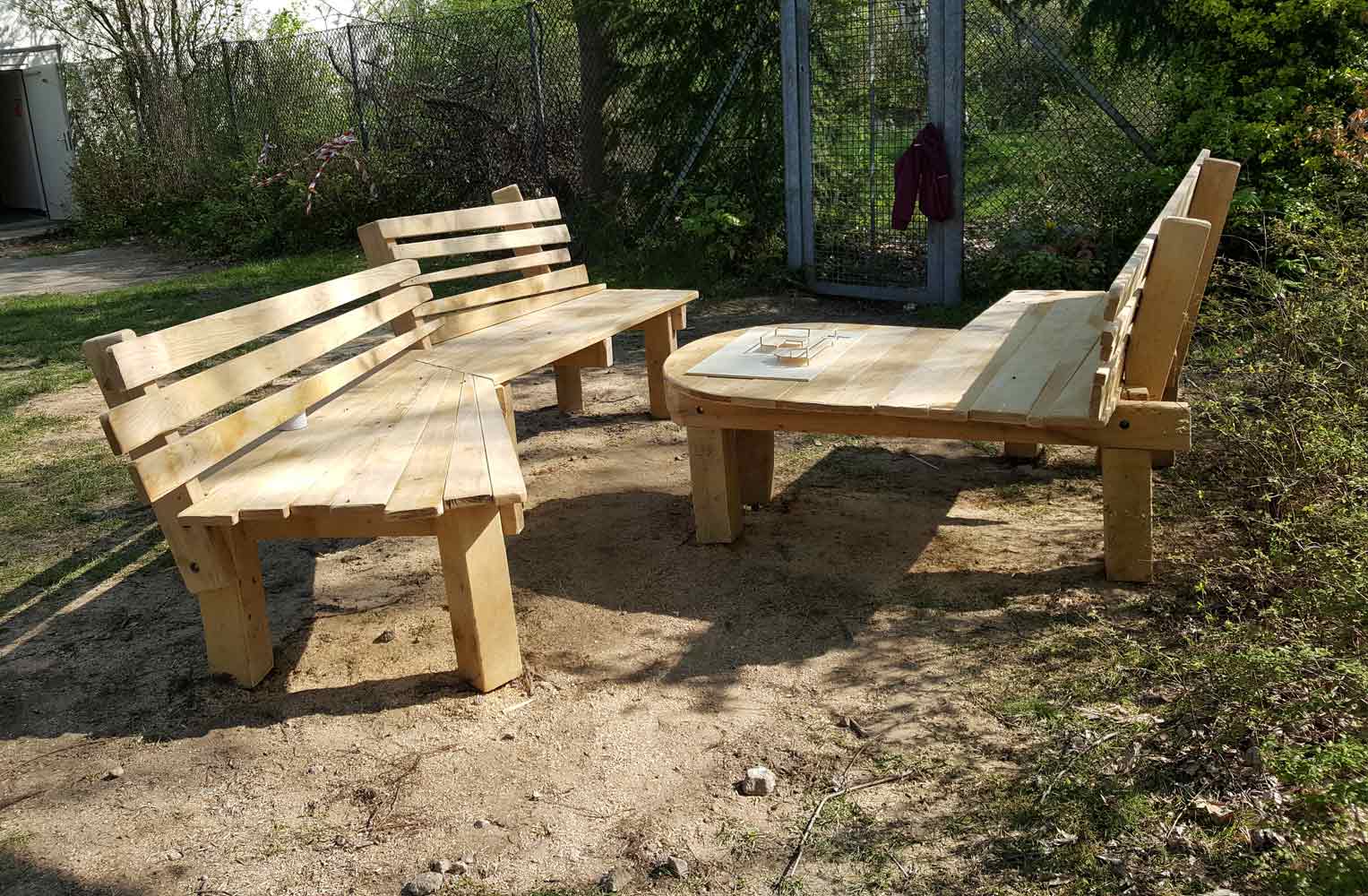 Sitzgruppe aus Holz