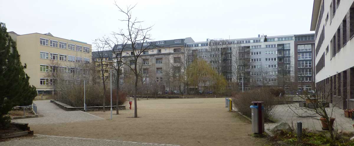 Die Fläche des Kitaneubaus auf dem Schulhof Die Fläche des Kitaneubaus auf dem Schulhof